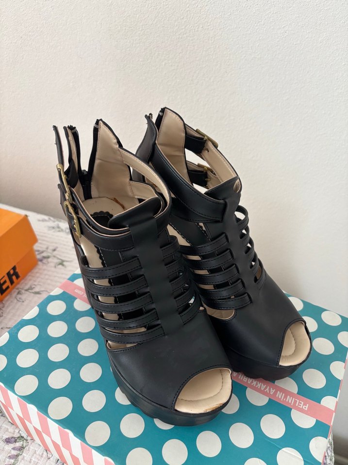 Siyah Gotik Platform Topuklu Sandalet - Görsel 2