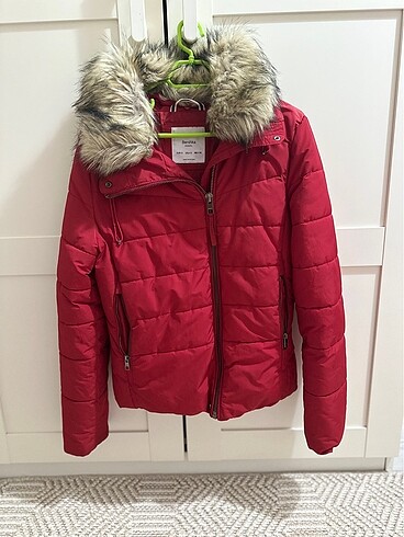 Bershka kırmızı mont