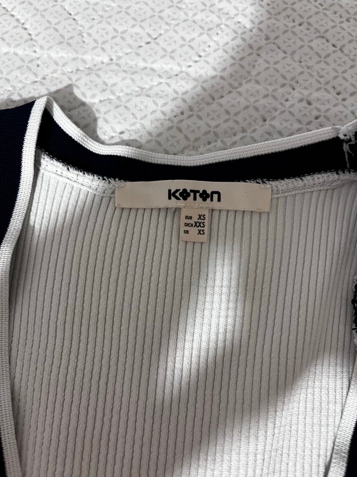 Düğmeli V Yaka Beyaz Kadın Bluz - Görsel 4