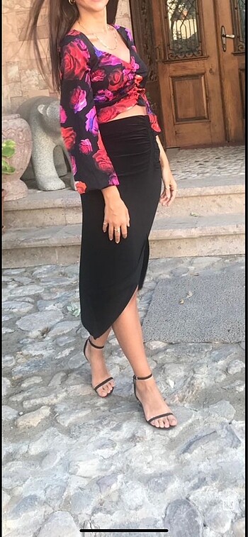 Siyah yırtmaçlı etek