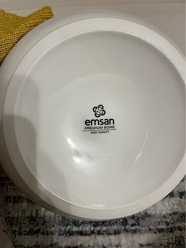 Beden ten rengi Renk Emsan yemek takımının tenceresi