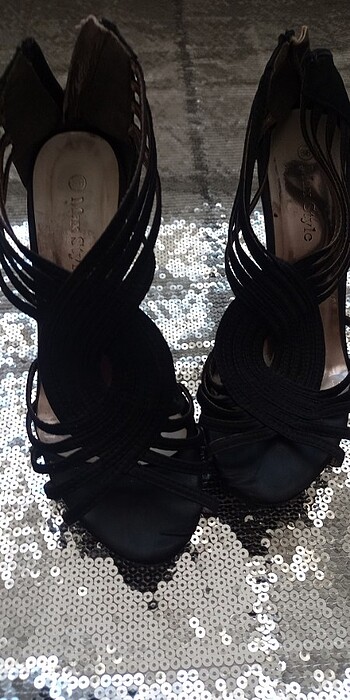 Siyah saten topluklu ayakkabı