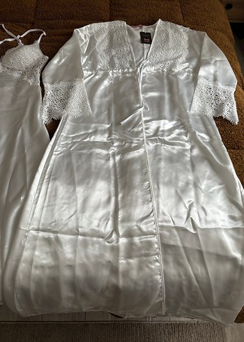 Uzun Beyaz İşlemeli Kadın Gecelik ve Sabahlık Takımı - Görsel 6