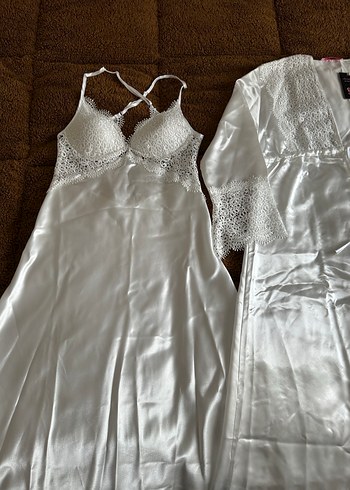 Uzun Beyaz İşlemeli Kadın Gecelik ve Sabahlık Takımı - Görsel 4