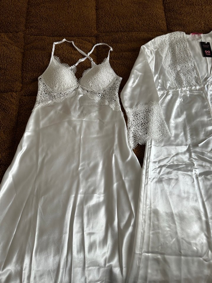 Uzun Beyaz İşlemeli Kadın Gecelik ve Sabahlık Takımı - Görsel 4