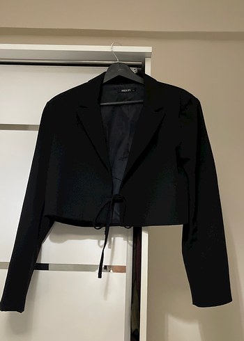 Siyah bağlamalı Kısa Kadın Blazer