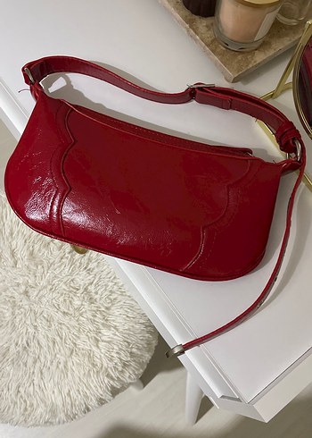 Zara Parlak Kırmızı Deri Tokalı Kadın Çanta