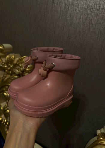 22 Beden Kız Çocuk Pembe Kemerli Kauçuk Bot