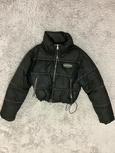 Kontrast dikiş crop şişme mont bershka