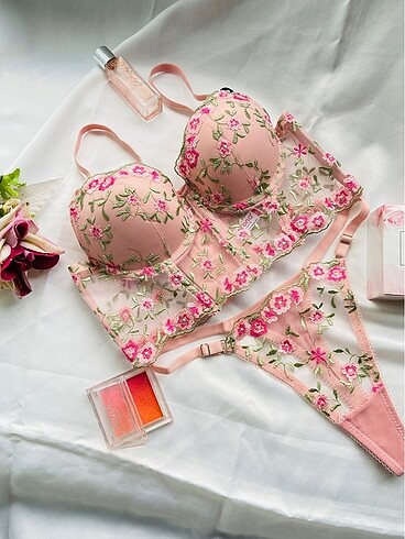Pembe işlemeli dolgulu iççamaşırı takımı