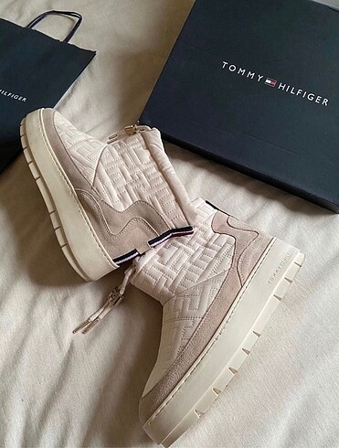 Tommy hilfiger bot