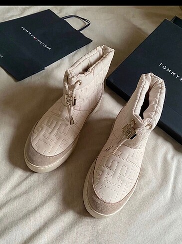 37 Beden ten rengi Renk Tommy hilfiger bot