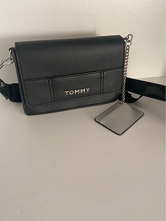 tommy hilfiger omuz çantası