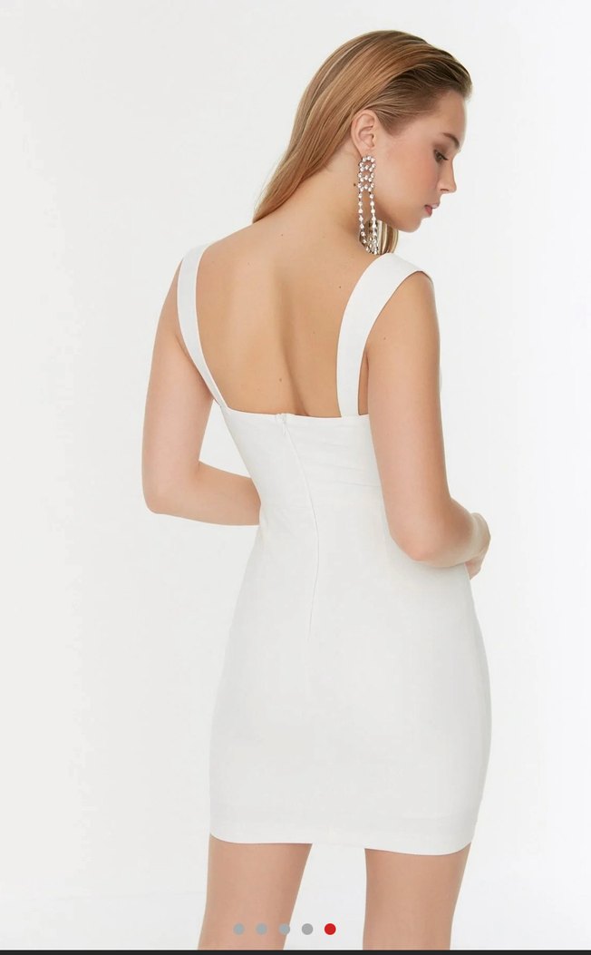 Zincir Detaylı Beyaz Mini Abiye Elbise - Görsel 3