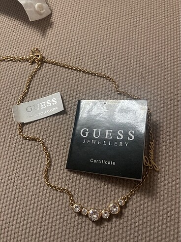 Guess marka kolye.