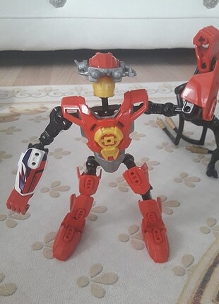  1 tane robot oyuncak