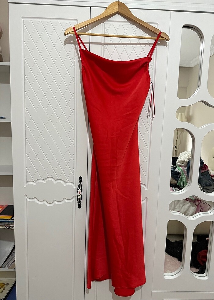 Kırmızı elbise - Görsel 2