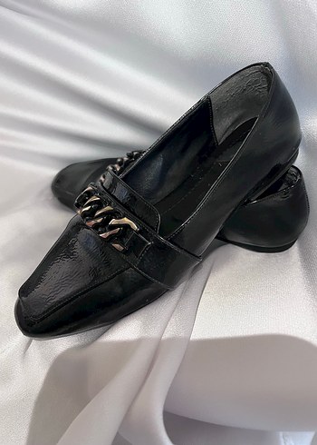 Diğer Zincir Detaylı Siyah Deri Topuklu Loafer