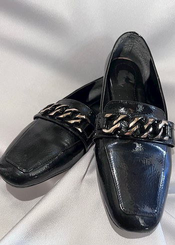 37 Beden Zincir Detaylı Siyah Deri Topuklu Loafer
