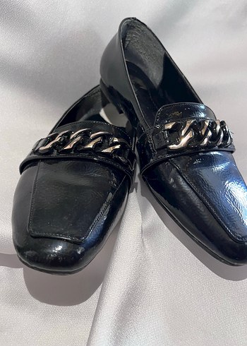 Zincir Detaylı Siyah Deri Topuklu Loafer