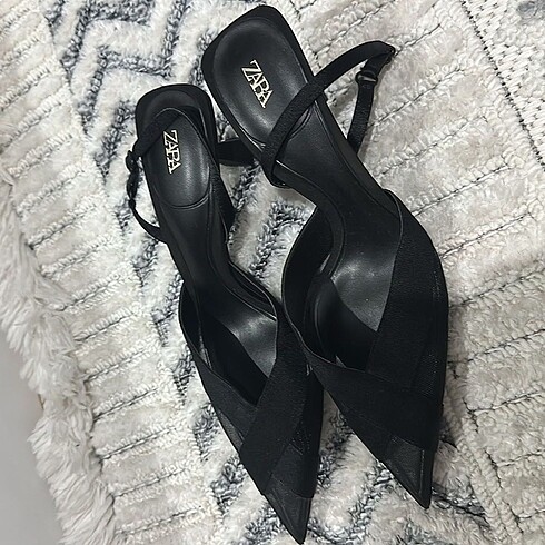 Zara Zara sivri burun siyah topuklu ayakkabı
