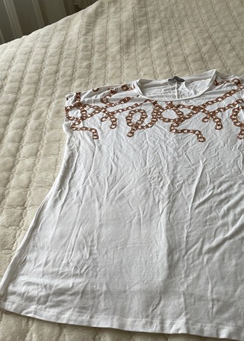 Zincir Detaylı Beyaz Kadın Tişört - Görsel 2