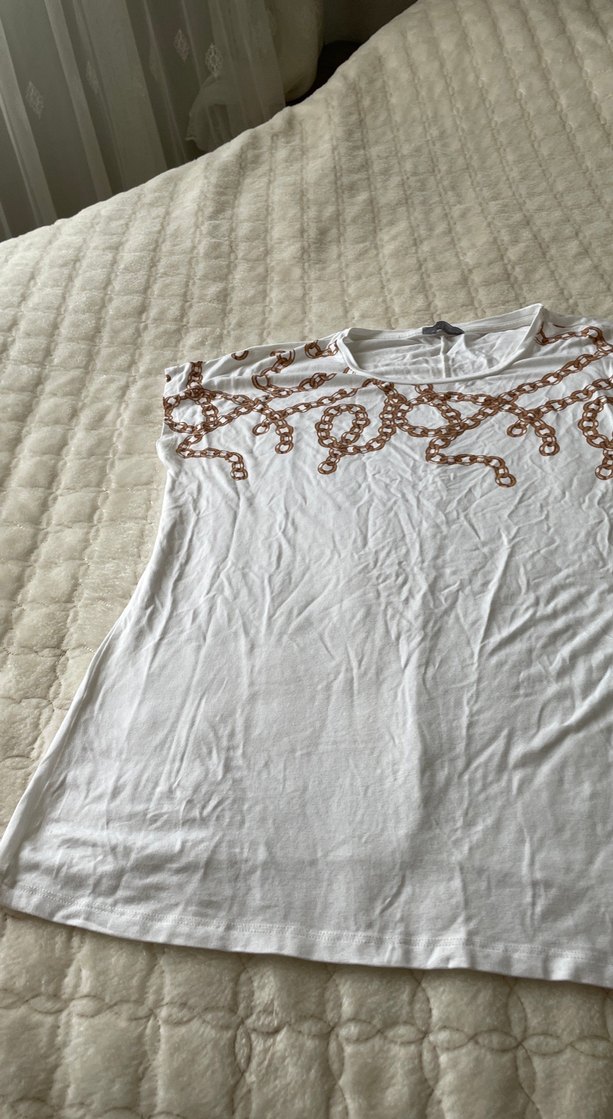 Zincir Detaylı Beyaz Kadın Tişört - Görsel 2