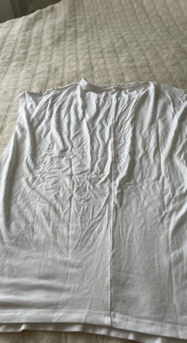 Zincir Detaylı Beyaz Kadın Tişört - Görsel 3