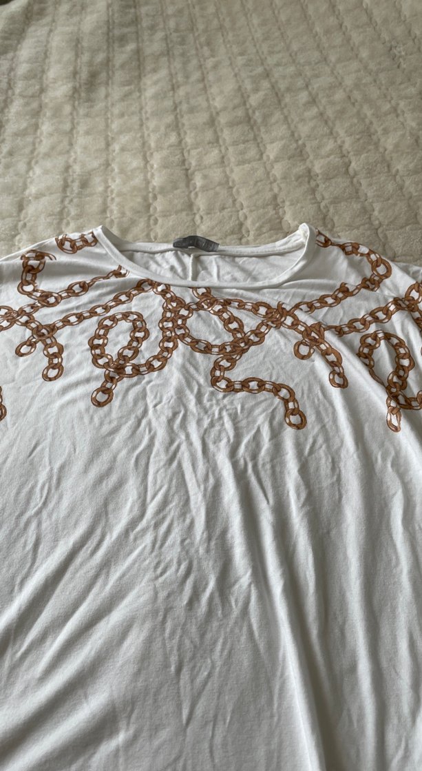Zincir Detaylı Beyaz Kadın Tişört - Görsel 4