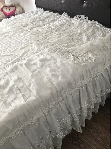 Güpürlü yatak örtüsü