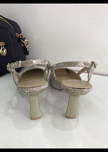 39 Beden altın Renk Altın Rengi Yılan Desenli Tokalı Stiletto