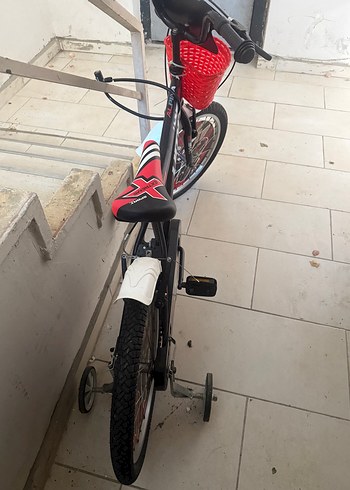 Diğer Çocuklar için renkli kırmızı üç tekerlekli bisiklet