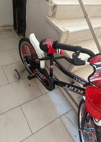 Beden Çocuklar için renkli kırmızı üç tekerlekli bisiklet