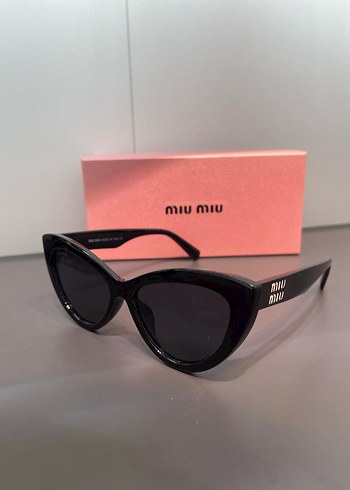 Miu Miu Siyah Cat Eye Güneş Gözlüğü