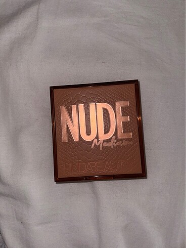 Beden Huda Beauty Nude Medium Palet