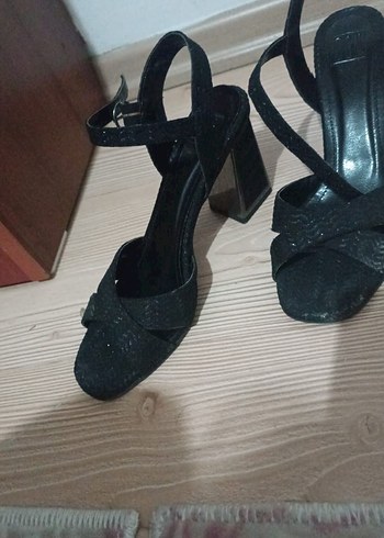 Siyah Yılan Desenli Tokalı Topuklu Ayakkabı