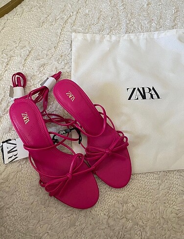 Zara fiyonklu bağcıklı topuklu sandalet