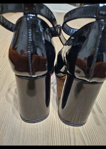 Parlak Siyah Platform Tokalı Kadın Topuklu Ayakkabı - Görsel 8