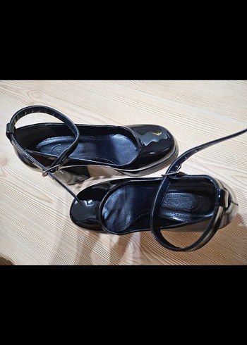 Parlak Siyah Platform Tokalı Kadın Topuklu Ayakkabı - Görsel 6