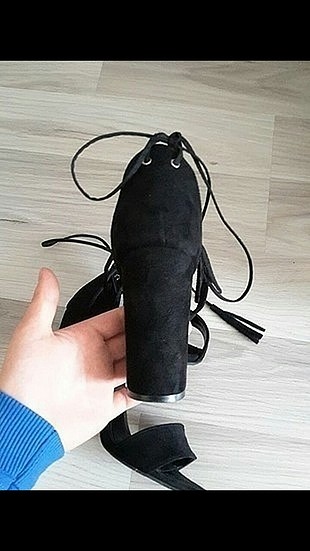 Pelinin Ayakkabıları Siyah topuklu sandalet