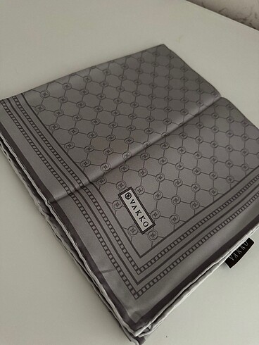 Vakko monogram twill eşarp