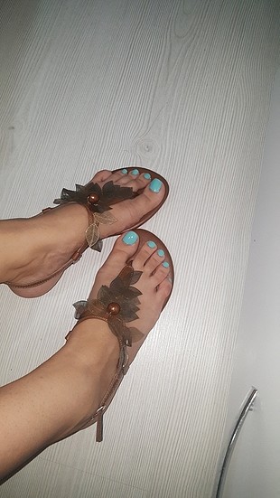 parmak arasi sandalet