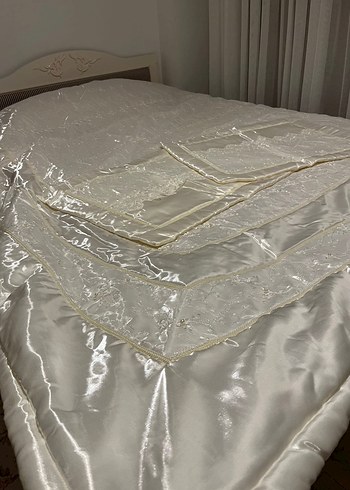 İşlemeli Parlak Beyaz Yatak Örtüsü - Görsel 3