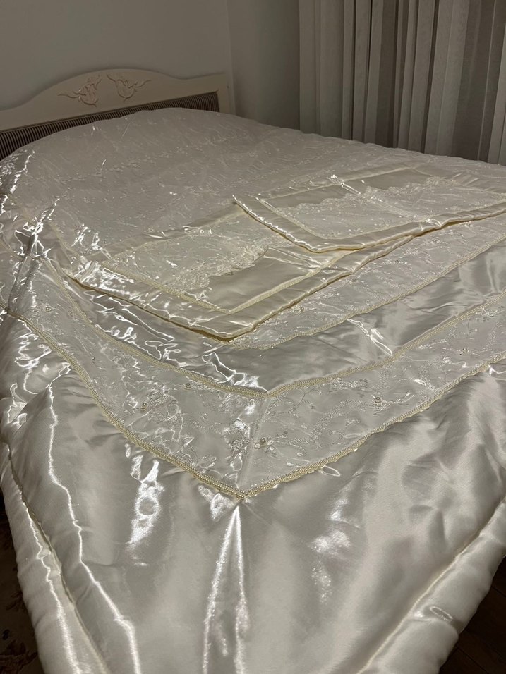 İşlemeli Parlak Beyaz Yatak Örtüsü - Görsel 3