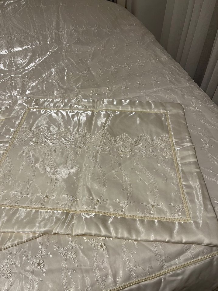 İşlemeli Parlak Beyaz Yatak Örtüsü - Görsel 2