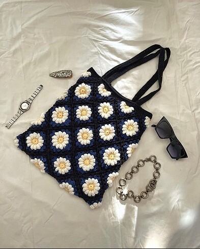 Crochet Daisy and pearl bag