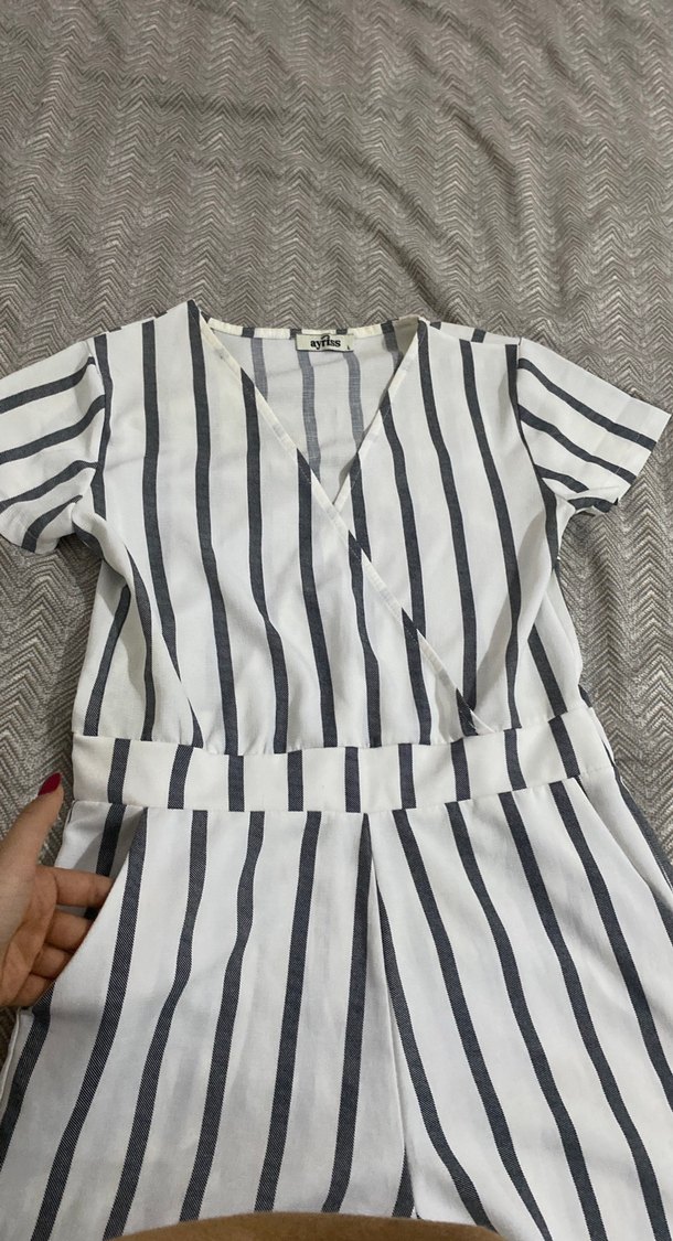 Gri Çizgili Pilili Kadın Tulum - Görsel 2