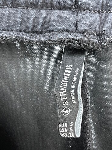 s Beden siyah Renk Stradivarius Düz Kesim %70 İndirimli.