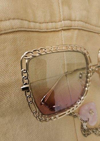 Zincir Detaylı Altın Renk Vintage Kadın Güneş Gözlüğü - Görsel 3