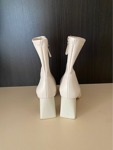 Stradivarius Krem rengi bot